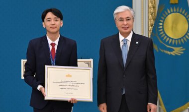 Ғылым жолын қуып жүрген павлодарлық оқушы Президент қолынан марапат алды