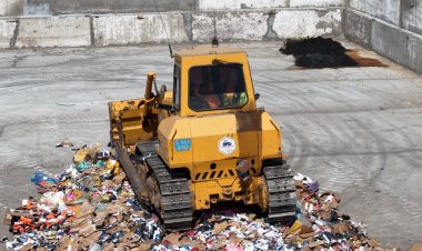 Павлодарда бульдозер миллиард теңге тұратын вейптерді езіп тастады