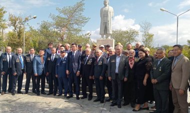 Екібастұзда Қосым Пішенбаев ескерткішіне гүл шоқтары қойылды
