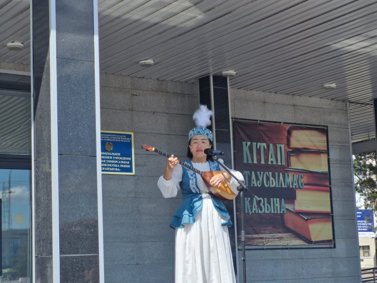 Павлодарлықтар Абайдың өлеңдерін бірнеше тілде жатқа оқыды