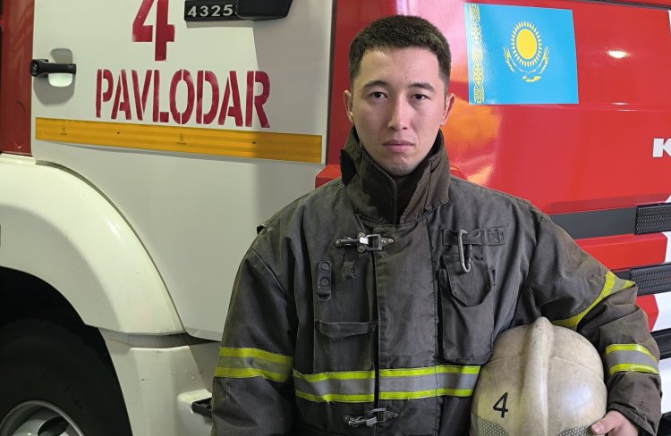 Павлодарлық өрт сөндіруші көпқабатты үйдегі өрттің алдын жалғыз өзі алды