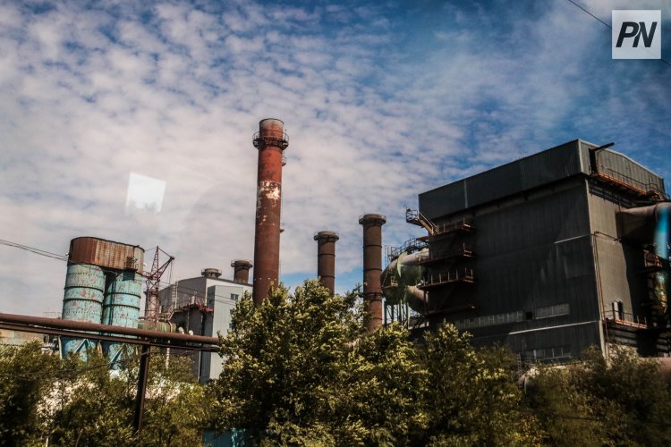 На Аксуском заводе ферросплавов сильный буран повредил дымовую трубу