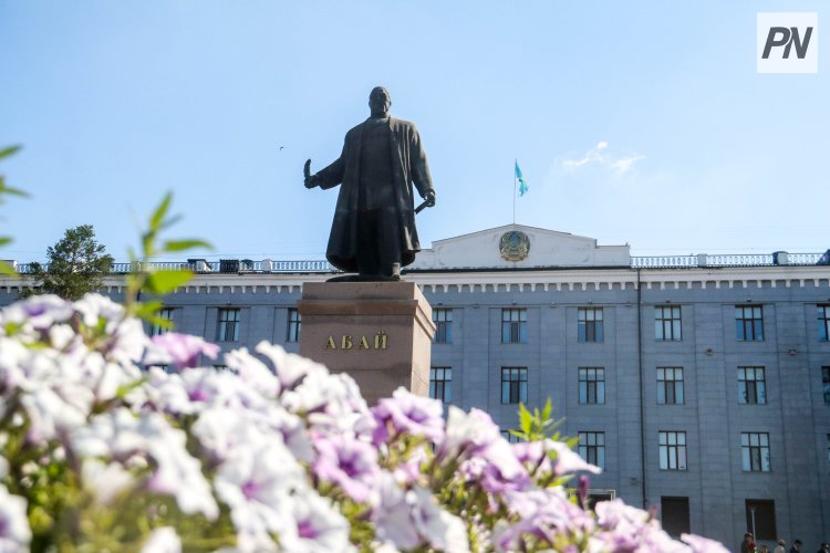 Павлодарда Абай ескерткішіне гүл шоқтары қойылды