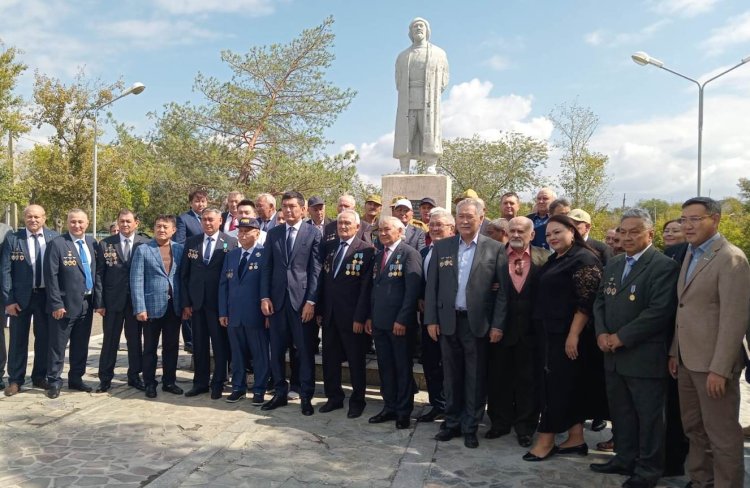 Екібастұзда Қосым Пішенбаев ескерткішіне гүл шоқтары қойылды