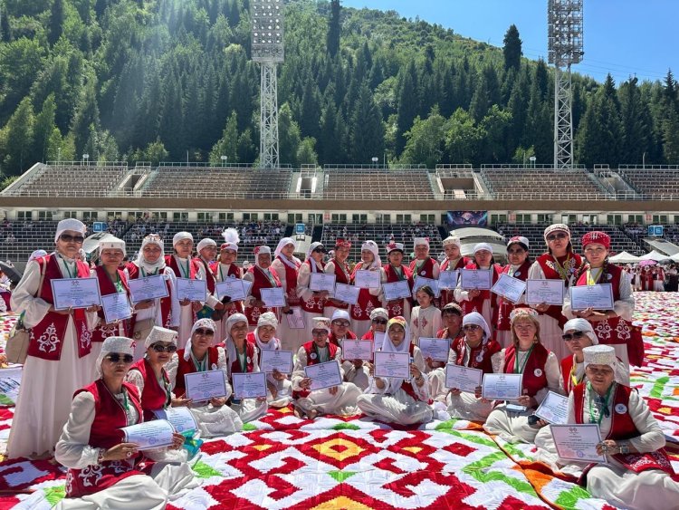 Павлодарда құрақ құраудан әлемдік рекорд орнатқан қолөнершілер марапатталды