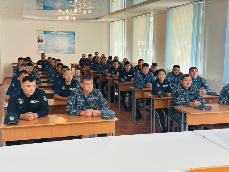 Экибастузские полицейские обучили солдат правилам безопасности в интернете