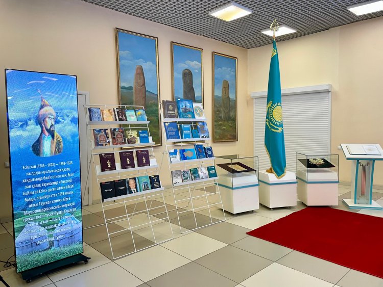 Павлодарда Конституция күніне орай сирек басылымдары бар көрме ашылды