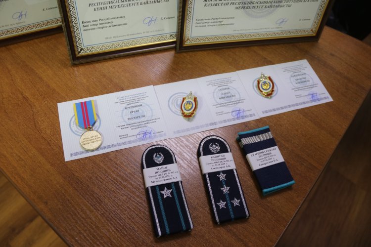 Павлодар полицейлері Конституция күні қарсаңында марапатталды