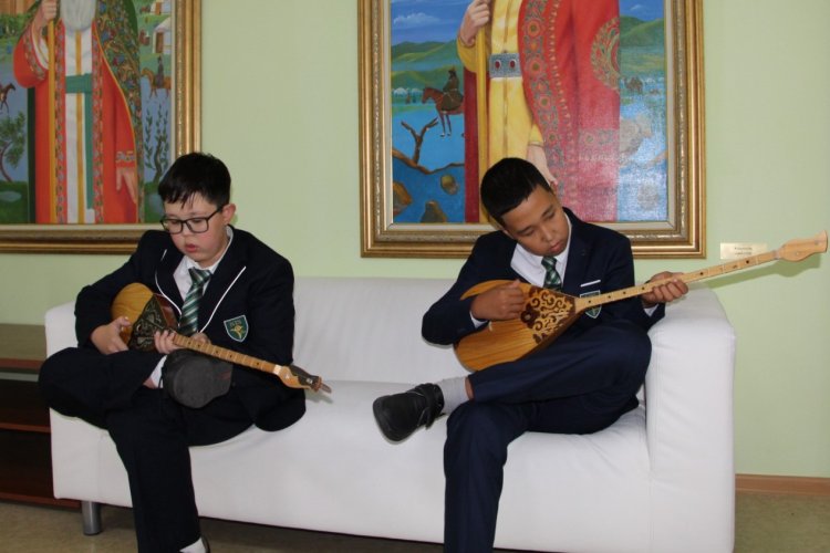 Үйдің дизайнерін оның иесі ұрып тастады. Топ 50 порно актрисасы