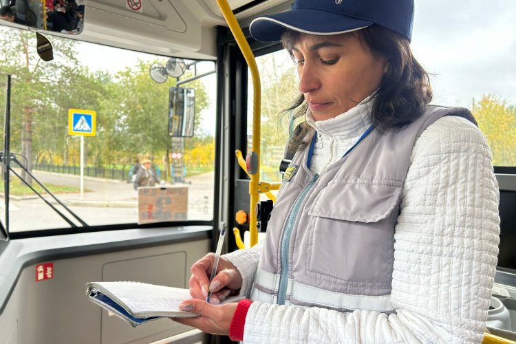 Жас жапондық әйел Азуми Мизусимамен құмарлық секс