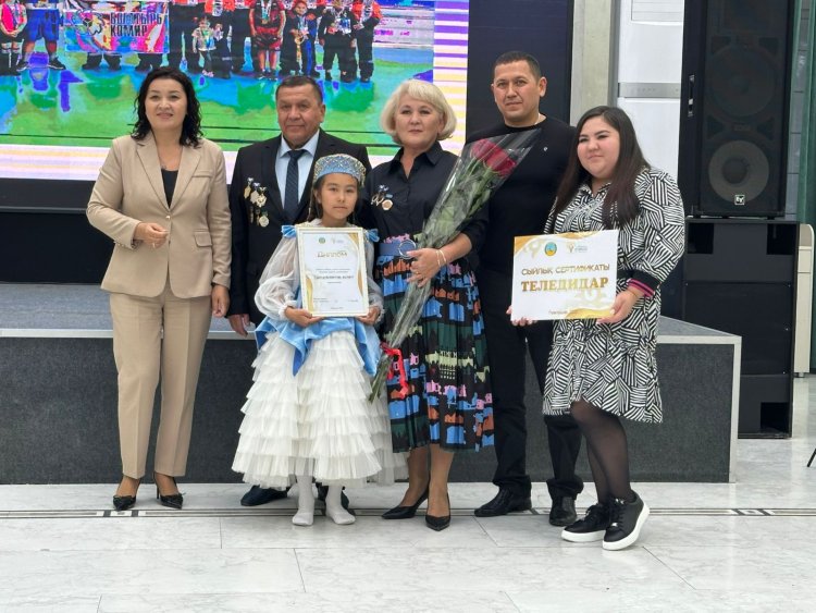 Көмір өндіруші екібастұздық жанұя облыстың үлгілі отбасылар көшін бастады