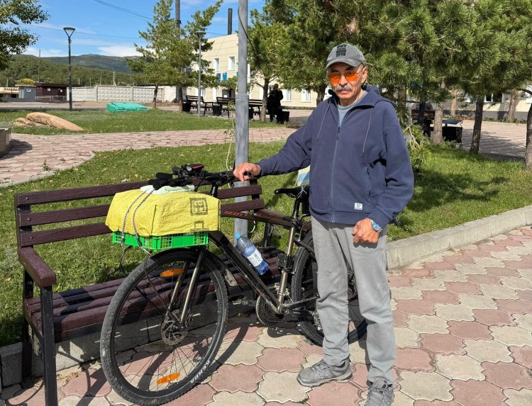 Баянауылдық жүк көлігінің шопыры велосипедпен ел бойынша саяхатқа шықты