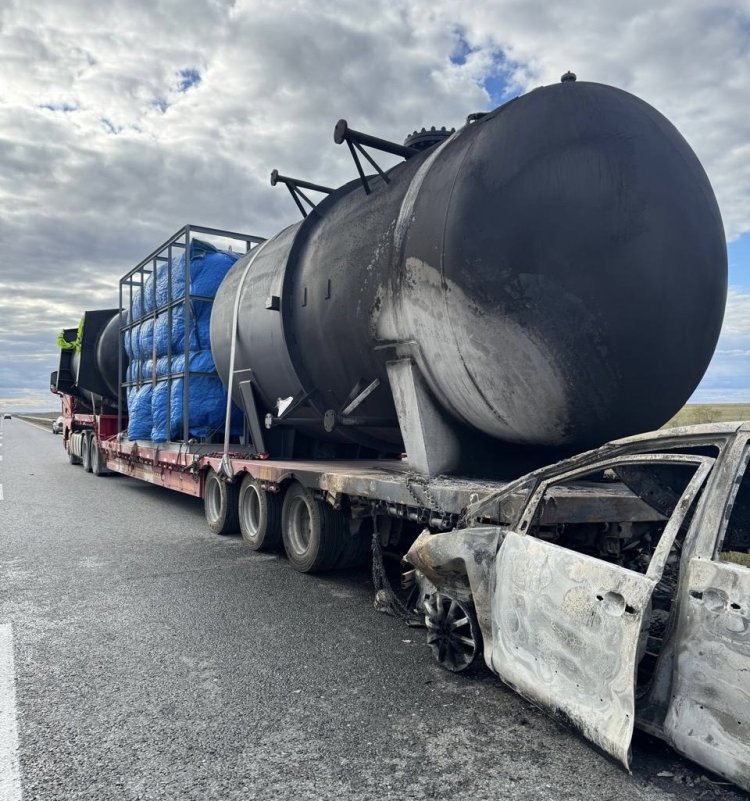 Павлодарлық жол трассасында минивэн жүк көлігінің астына кіріп, отқа оранды