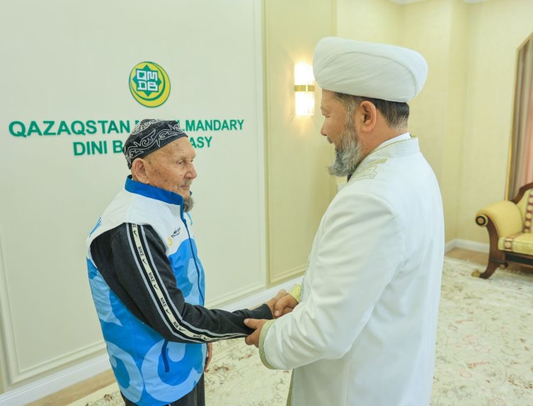 Бас мүфти павлодарлық ақсақалды қажылыққа шығарып салды