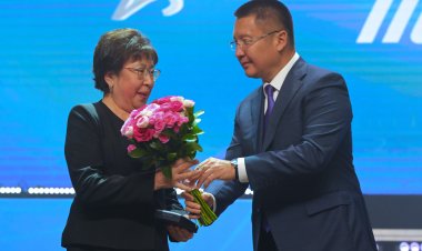 Асайын Байханов ұстаздардың жанқиярлық еңбегі үшін алғыс білдірді