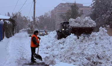 Павлодарда алғашқы қар түсті: қала көшелеріне 300-ден астам арнайы техника шықты