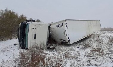 Павлодар облысында жүк көлігі жол жиегіне шығып, аударылып қалды