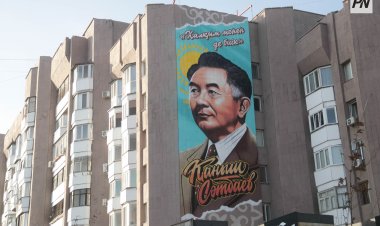 Павлодарда көпқабатты үйдің қасбетінде геологтың муралы салынды