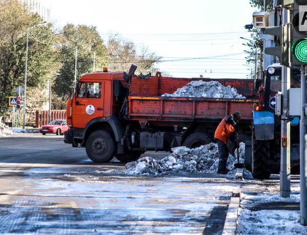 Не платишь – убирай: в Павлодаре горе-папаш привлекают к общественным работам