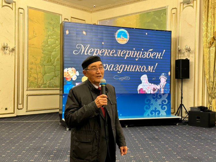 Павлодарда ардагер ұстаздарды екі мерекемен қатар құттықтады