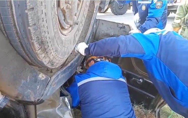 Павлодарские спасатели извлекли тело водителя, погибшего после ДТП