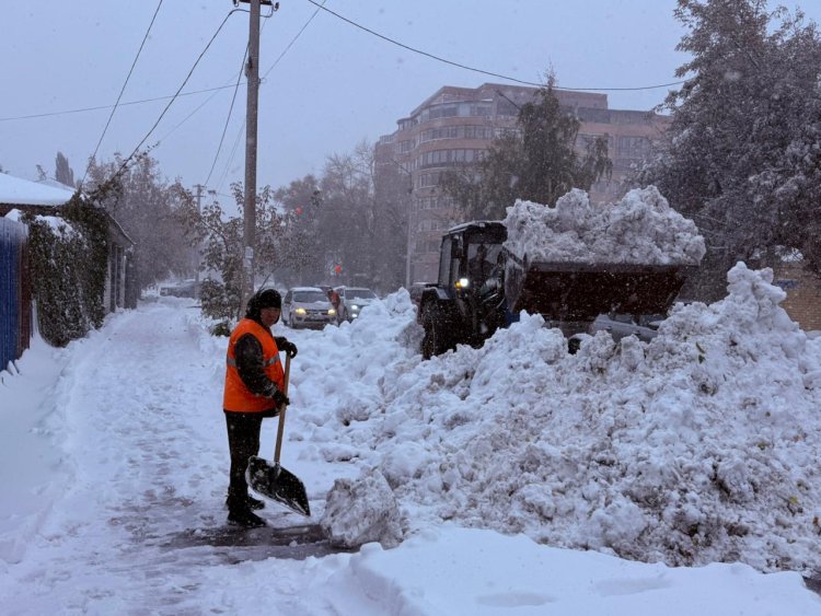 Павлодарда алғашқы қар түсті: қала көшелеріне 300-ден астам арнайы техника шықты