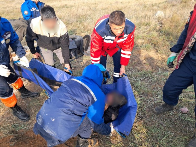 Мужчину завалило грунтом во время земляных работ в Аксу
