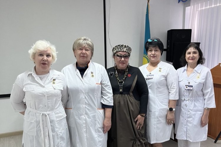 В Павлодаре чествовали ветеранов медицины