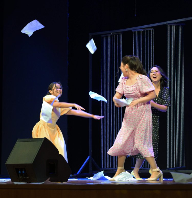 Тарихи сәт: Асайын Байханов екібастұздықтарды жаңа театрмен құттықтады