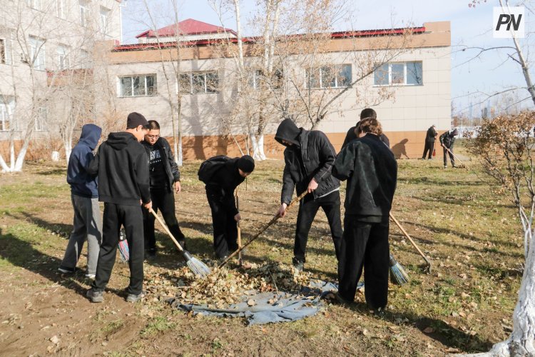 В Аксу студент-металлург вывел на субботник больше двухсот человек