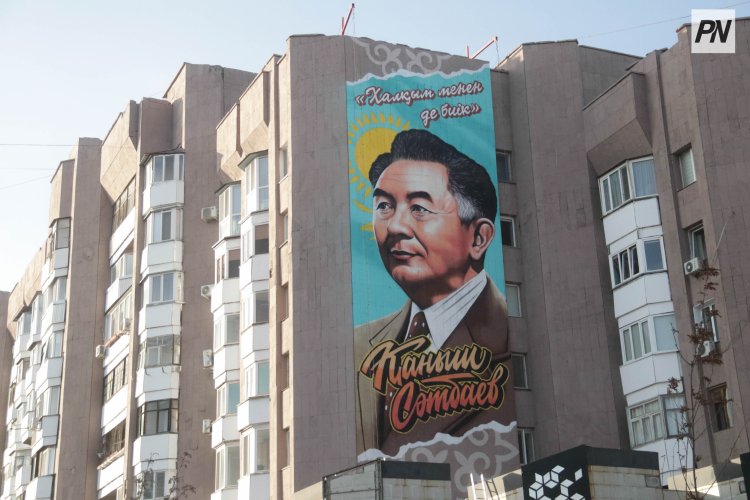 Павлодарда көпқабатты үйдің қасбетінде геологтың муралы салынды