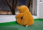 Павлодарда қараусыз қалған қыз терезе алдына шығып кеткен