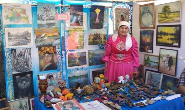 В Иртышском районе открыли выставку универсального художника