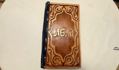 Ақтоғайлық шебер ағаштан ойып «Абай» композициясын жасап шығарды