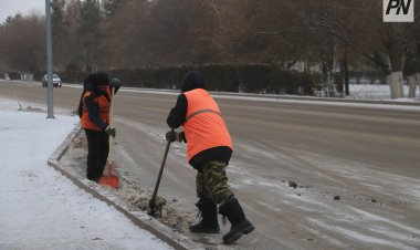 В Павлодаре приступили к уборке снега около жилых домов и очистке кровель от наледи