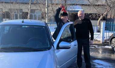 Бригадиру из Иртышского района подарили новенькую Lada Granta
