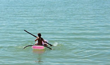 В водах Средиземного моря спасли человека на надувном матрасе