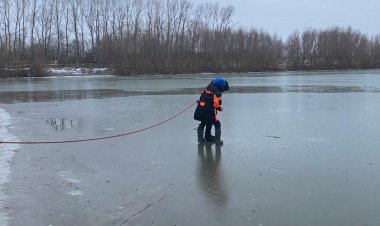 Жұқа мұзға шығу қауіпті: Павлодарда ТЖД мас азаматты аман алып қалды