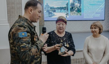 Потомкам погибшего в войну баянаульца передали горсть земли с его могилы