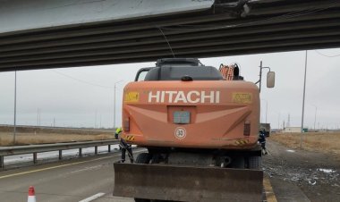 Павлодар облысында экскаватор тиелген жүк көлігі көпірді бұзды