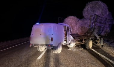 Аққулы ауылының маңында УАЗ көлігі шөп тиелген тіркемеге соғылды