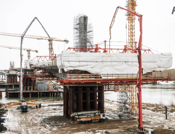 При строительстве моста через Иртыш выполнили более половины работ