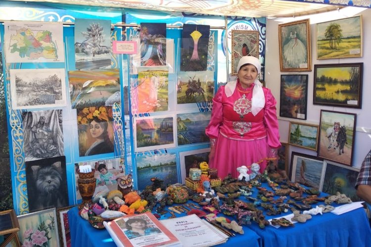 В Иртышском районе открыли выставку универсального художника