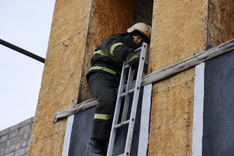 Павлодарда өрт сөндірушілер биіктікте жұмыс істеу машықтарын жетілдірді