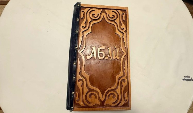 Ақтоғайлық шебер ағаштан ойып «Абай» композициясын жасап шығарды