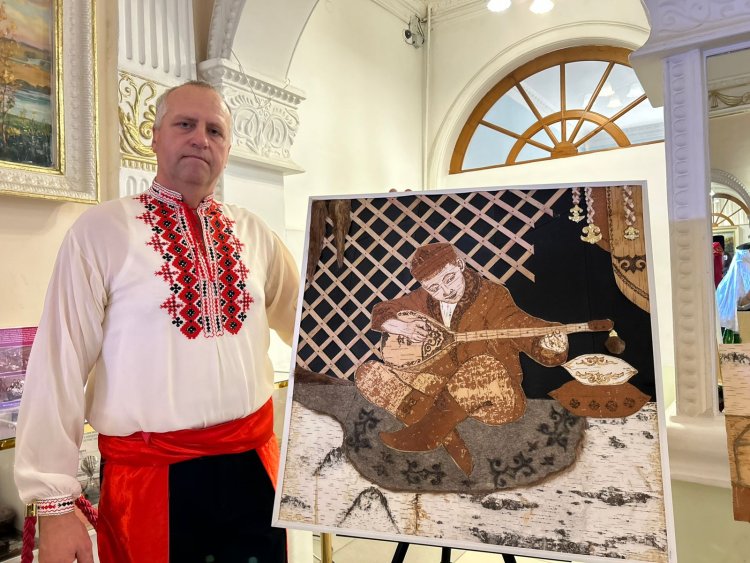 Тереңкөлдік этнос өкілі қайыңнан қазақы картиналар жасауда