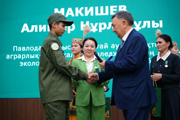 В столице наградили павлодарцев – организаторов трудового воспитания молодёжи