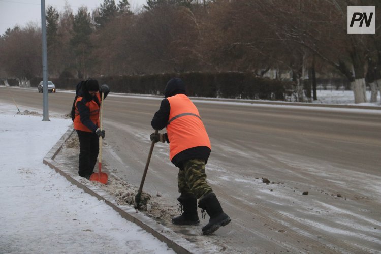 В Павлодаре приступили к уборке снега около жилых домов и очистке кровель от наледи