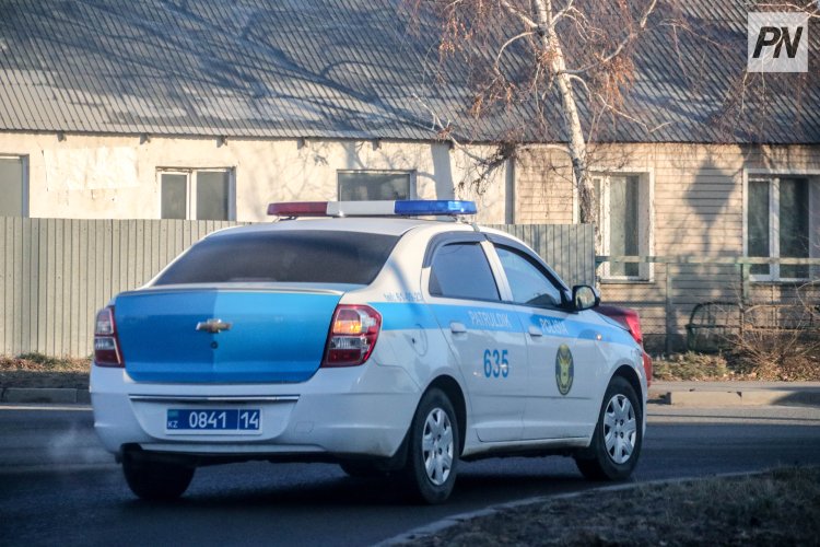 Полицейские подарили маленьким павлодарцам патрульные машинки