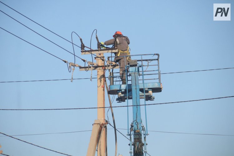 Когда в Аксу планируют восстановить электросети, поврежденные ураганом